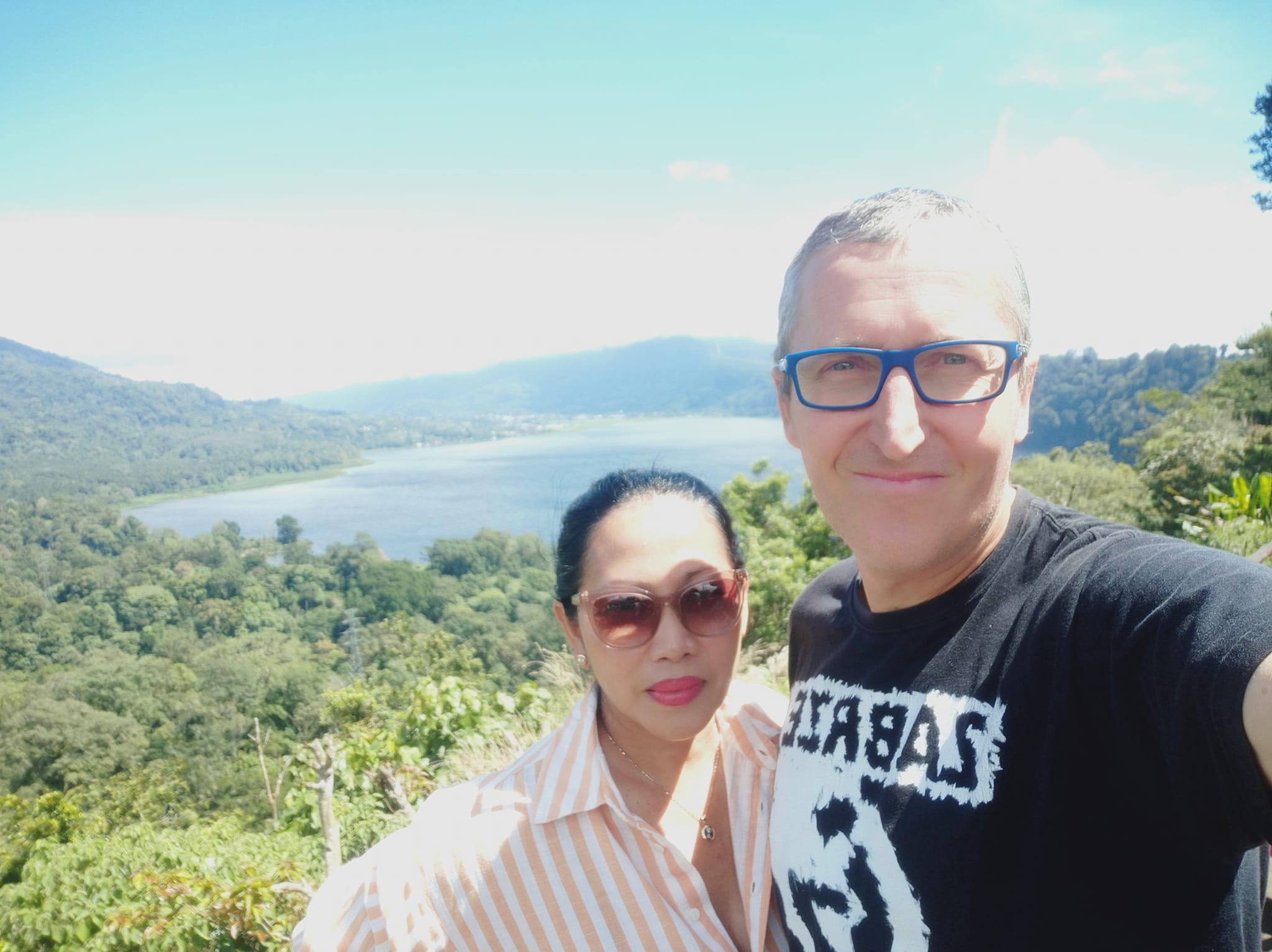 Michał i Desak nad jeziorem na Bali